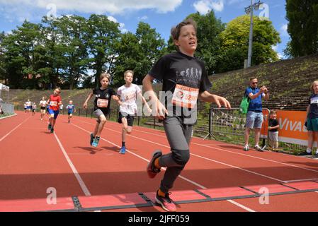 Bruxelles, Belgio. 02nd luglio 2022. La Francia ha passato il batone relè simbolicamente alla Repubblica ceca per la sua presidenza UE di inizio in una gara atletica che porta il nome del leggendario atleta ceco Emil Zatopek, un quattro volte vincitore olimpico a lunga distanza, con 400 partecipanti oggi, sabato 2nd luglio 2022. La gara di cinque chilometri si è svolta presso lo Stade des Trois Tilleuls (stadio dei tre Linden), dove Zatopek ha stabilito un nuovo record mondiale nella corsa di 10 chilometri nel 1954. I bambini hanno completato un corso più breve di quattro metri. Credit: Petr Kupec/CTK Photo/Alamy Live News Foto Stock