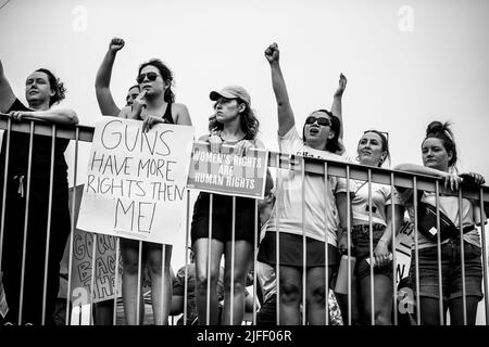 I cittadini di Omaha Nebraska protestano contro la decisione della Corte Suprema di ribaltare Roe contro Wade, che ha fornito alle donne il diritto di scegliere di avere un aborto Foto Stock