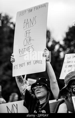 I cittadini di Omaha Nebraska protestano contro la decisione della Corte Suprema di ribaltare Roe contro Wade, che ha fornito alle donne il diritto di scegliere di avere un aborto Foto Stock