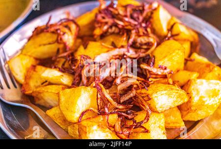 Tipico cibo indiano con patate fritte aloo puri curry in Agra Uttar Pradesh India. Foto Stock