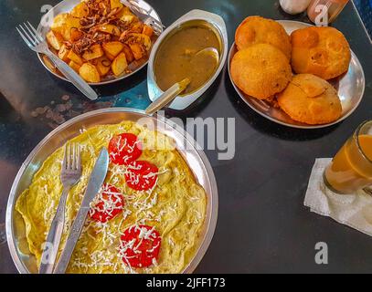 Tipico cibo indiano con patate fritte aloo puri curry in Agra Uttar Pradesh India. Foto Stock