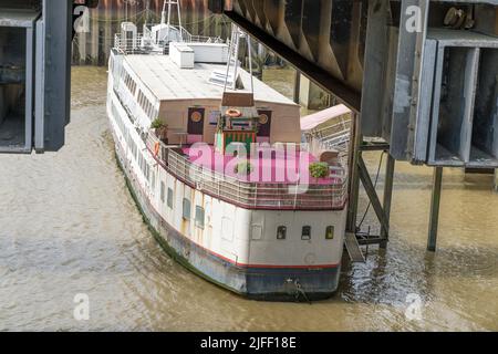 R.S.Hispaniola una nave ristorante e locale ormeggiato sul Victoria Embankment sul Tamigi. Londra - 2nd luglio 2022 Foto Stock