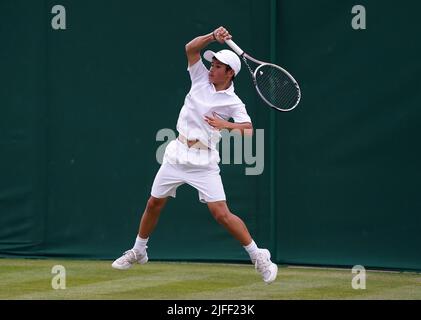 Benjamin Gusic WAN durante la sua partita di Singles dei ragazzi contro Peter Benjamin Privara durante il sesto giorno dei campionati di Wimbledon 2022 all'All England Lawn Tennis and Croquet Club di Wimbledon. Data foto: Sabato 2 luglio 2022. Foto Stock