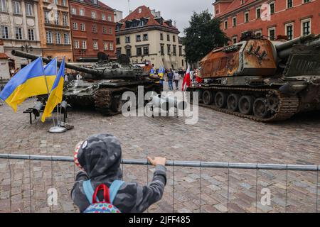 Varsavia, Polonia. 2nd luglio 2022. Il serbatoio russo T-72B e il 2S19 Msta semovente howitzer distrutto sui campi di battaglia dell'Ucraina sono visti come parte di un'esposizione "per la nostra libertà e il vostro" in Piazza del Castello reale. Varsavia, Polonia il 2nd luglio. 2022. La mostra che mostra hardware militare danneggiato è intenzionato a dimostrare che la Russia può essere sconfitta. Più tardi si trasferirà in altre capitali europee. (Credit Image: © Beata Zawrzel/ZUMA Press Wire) Foto Stock