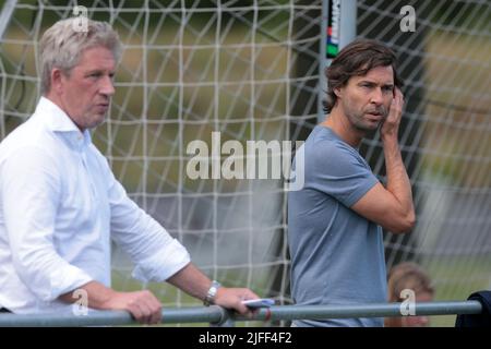 EINDHOVEN - (lr) Direttore generale Marcel Brands, direttore tecnico John de Jong durante l'amichevole incontro tra PSV Eindhoven e Cercle Brugge al PSV Campus De Herdgang il 2 luglio 2022 a Eindhoven, Paesi Bassi. ANP JEROEN PUTMANS Foto Stock