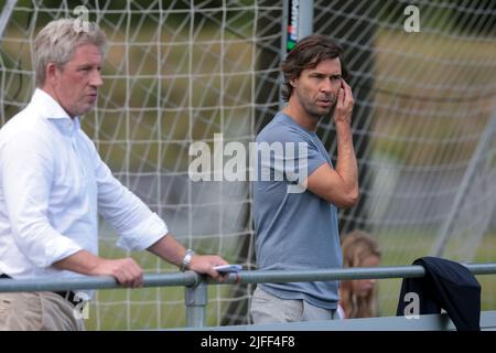 EINDHOVEN - (lr) Direttore generale Marcel Brands, direttore tecnico John de Jong durante l'amichevole incontro tra PSV Eindhoven e Cercle Brugge al PSV Campus De Herdgang il 2 luglio 2022 a Eindhoven, Paesi Bassi. ANP JEROEN PUTMANS Foto Stock