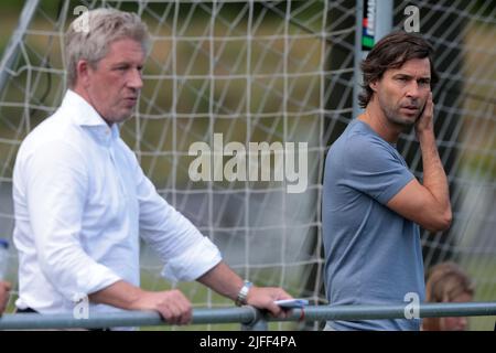 EINDHOVEN - (lr) Direttore Generale Marcel Brands, Direttore tecnico John de Jong durante l'amichevole incontro tra PSV Eindhoven e Cercle Brugge al PSV Campus De Herdgang il 2 luglio 2022 a Eindhoven, Paesi Bassi. ANP JEROEN PUTMANS Foto Stock