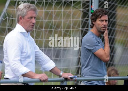 EINDHOVEN - (lr) Direttore Generale Marcel Brands, Direttore tecnico John de Jong durante l'amichevole incontro tra PSV Eindhoven e Cercle Brugge al PSV Campus De Herdgang il 2 luglio 2022 a Eindhoven, Paesi Bassi. ANP JEROEN PUTMANS Foto Stock