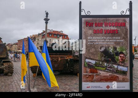 Varsavia, Polonia. 2nd luglio 2022. Il serbatoio russo T-72B e il 2S19 Msta semovente howitzer distrutto sui campi di battaglia dell'Ucraina sono visti come parte di un'esposizione "per la nostra libertà e il vostro" in Piazza del Castello reale. Varsavia, Polonia il 2nd luglio. 2022. La mostra che mostra hardware militare danneggiato è intenzionato a dimostrare che la Russia può essere sconfitta. Più tardi si trasferirà in altre capitali europee. (Credit Image: © Beata Zawrzel/ZUMA Press Wire) Foto Stock