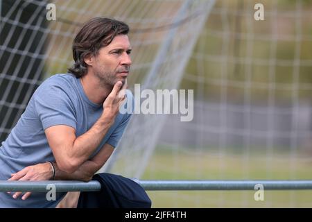 EINDHOVEN - Direttore tecnico John de Jong durante l'amichevole incontro tra PSV Eindhoven e Cercle Brugge al PSV Campus De Herdgang il 2 luglio 2022 a Eindhoven, Paesi Bassi. ANP JEROEN PUTMANS Foto Stock