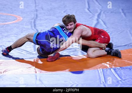 Matteo Pellicone, Roma, 02 luglio 2022, Luka Janezashvili (GEO) vs Mehmet Celik (TUR) FS 65kg nel corso dei Campionati europei U20 - Wrestling Foto Stock