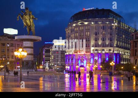 Macedonia del Nord, Skopje, Piazza Macedonia, Guerriero a cavallo, Hotel Marriott, Casinò, Foto Stock