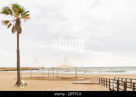 Valencia, Spagna. 1st luglio 2022. Vista sulla spiaggia di El Perello in una giornata di sole. Le spiagge di Valencia sono una delle principali attrazioni turistiche della città. (Credit Image: © Xisco Navarro/SOPA Images via ZUMA Press Wire) Foto Stock