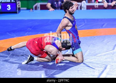 Roma, Italia. 02nd luglio 2022. SabIR Jafarov (AZE) vs Hayk Papikyan (ARM) FS 70kg durante i Campionati europei U20, Wrestling a Roma, Italia, luglio 02 2022 Credit: Independent Photo Agency/Alamy Live News Foto Stock