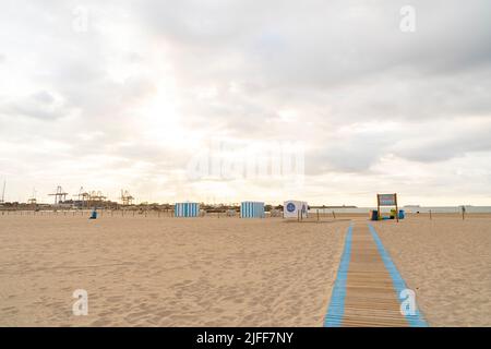 Valencia, Spagna. 1st luglio 2022. Vista sulla spiaggia di Pinedo. Le spiagge di Valencia sono una delle principali attrazioni turistiche della città. (Credit Image: © Xisco Navarro/SOPA Images via ZUMA Press Wire) Foto Stock