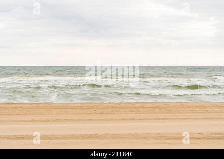 Valencia, Spagna. 1st luglio 2022. Vista sulla spiaggia di El Recati-Perellonet. Le spiagge di Valencia sono una delle principali attrazioni turistiche della città. (Credit Image: © Xisco Navarro/SOPA Images via ZUMA Press Wire) Foto Stock