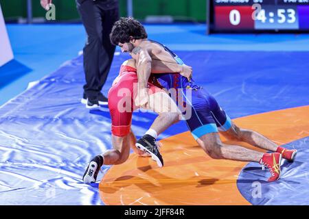 Matteo Pellicone, Roma, 02 luglio 2022, SabIR Jafarov (AZE) vs Hayk Papikyan (ARM) FS 70kg nel corso dei Campionati europei U20 - Wrestling Foto Stock