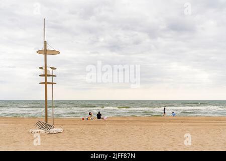 Valencia, Spagna. 1st luglio 2022. Vista sulla spiaggia di El Recati-Perellonet. Le spiagge di Valencia sono una delle principali attrazioni turistiche della città. (Credit Image: © Xisco Navarro/SOPA Images via ZUMA Press Wire) Foto Stock