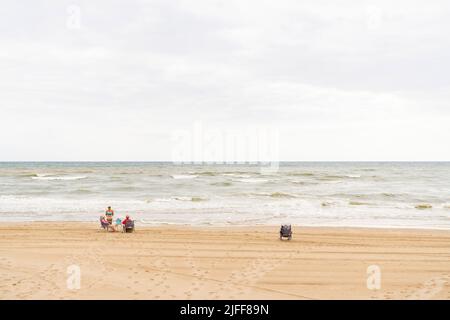 Valencia, Spagna. 1st luglio 2022. Vista sulla spiaggia di El Perello in una giornata di sole. Le spiagge di Valencia sono una delle principali attrazioni turistiche della città. (Credit Image: © Xisco Navarro/SOPA Images via ZUMA Press Wire) Foto Stock