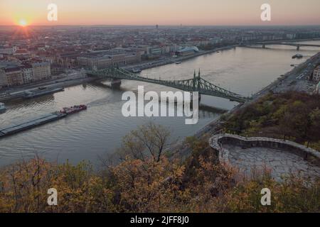 Budapest, Ungheria - 13 aprile 2022: Ponte della libertà all'alba Foto Stock