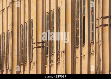 Strette finestre verticali di una fabbrica secolare. Primo piano, architettura industriale storica. Sfondo vintage Foto Stock