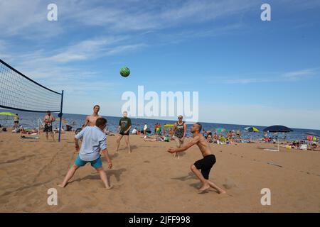 Fotografia di persone che giocano a Beach volley in estate Foto Stock