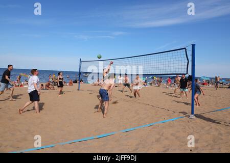 Fotografia di persone che giocano a Beach volley in estate Foto Stock