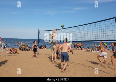 Fotografia di persone che giocano a Beach volley in estate Foto Stock