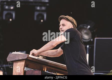 Nils Frahm si esibisce sul palco durante il festival Way out West di Gothenburg. Foto Stock