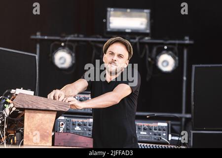 Nils Frahm si esibisce sul palco durante il festival Way out West di Gothenburg. Foto Stock