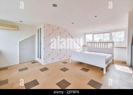 Bianco e rosa di design accogliente camera da letto con letto in legno Foto  stock - Alamy