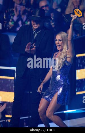 Nashville, Tenn. - 11 aprile 2022 Jason Aldean e Carrie Underwood accettano un premio durante i CMT Awards 2022 il 11 aprile 2022 presso l'Auditorium Municipale di Nashville, Tenn. Credit: Jamie Gilliam/The Photo Access Foto Stock