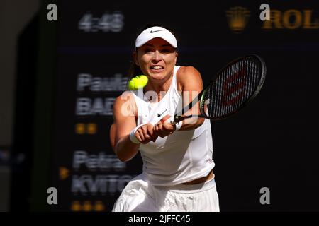 Londra. Numero 4 seme Paula Badosa di, Spagna. 2nd luglio 2022. Colpisce un ritorno in mano durante la sua partita contro Petra Kvitova, della Repubblica Ceca. BADOSA ha vinto la partita in serie diritte. Credit: Adam Stoltman/Alamy Live News Foto Stock