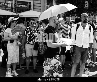 Napoli, Campania, Italia. 2nd luglio 2022. 02/07/2022 Napoli, questo pomeriggio si è svolto il Gay Pride di Napoli, erano presenti numerose autorità cittadine, associazioni e donne e uomini dello spettacolo e più di 3000 mila persone hanno marciato per le strade della città (Credit Image: © Fabio Sasso/ZUMA Press Wire) Foto Stock