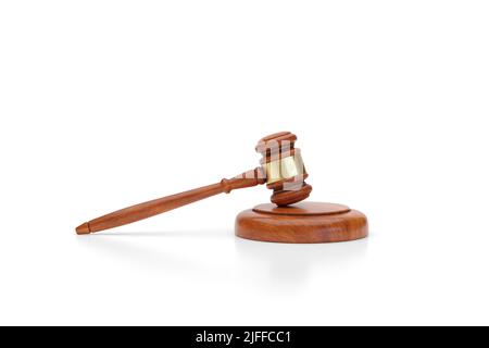 Gavel di legno isolato su sfondo bianco. Concetto di giustizia. Foto Stock