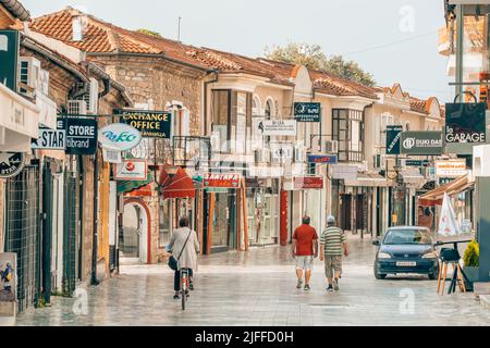 Strada pedonale centrale della città di Ohrid con caffè e negozi nel Nord Macedonia Foto Stock