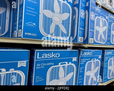 Everett, WA USA - circa Giugno 2022: Primo piano di box fan in vendita all'interno di un negozio di alimentari Fred Meyer. Foto Stock