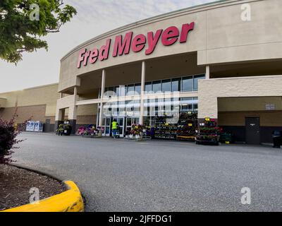 Everett, WA USA - circa Giugno 2022: Vista esterna di un negozio Fred Meyer al tramonto. Foto Stock