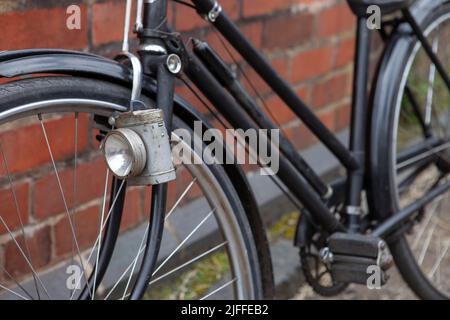 Dudley, West Midlands-regno unito Luglio 13 2019 bicicletta d'epoca in piedi vicino ad un muro di mattoni d'epoca Foto Stock