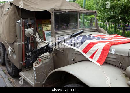Dudley, regno Unito occidentale Luglio 13 2019 primo piano di una jeep militare americana con bandiera americana nella bandiera americana del WW2 sul cofano di una macchina ww11 Foto Stock