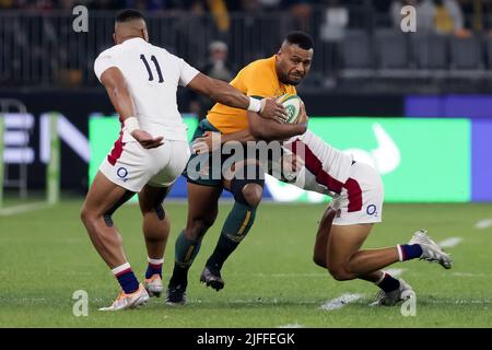 Perth, Australia, 2 luglio 2022. Il SAMU Kerevi dei Wallabies viene affrontato durante il test match internazionale di rugby tra l'Australia Wallaby e l'Inghilterra all'Optus Stadium il 02 luglio 2022 a Perth, Australia. Credit: Graham Conaty/Speed Media/Alamy Live News Foto Stock