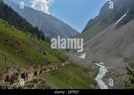 Dumail, India. 02nd luglio 2022. I pellegrini indù indiani camminano verso il santuario di Amarnath, durante il pellegrinaggio indù annuale vicino a Dumail, circa 128 chilometri a nord-est di Srinagar. Dopo un divario di due anni a causa della pandemia di coronavirus, un pellegrinaggio indù di 43 giorni è iniziato a Kashmir VALLry in mezzo a accordi di sicurezza senza precedenti. Il governo stima che un milione di indù provenienti da tutta l'India parteciperanno all'evento con nella regione restive. (Foto di Saqib Majeed/SOPA Images/Sipa USA) Credit: Sipa USA/Alamy Live News Foto Stock