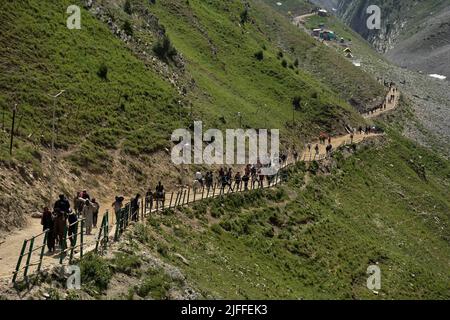 Dumail, India. 02nd luglio 2022. I pellegrini indù indiani camminano verso il santuario di Amarnath, durante il pellegrinaggio indù annuale vicino a Dumail, circa 128 chilometri a nord-est di Srinagar. Dopo un divario di due anni a causa della pandemia di coronavirus, un pellegrinaggio indù di 43 giorni è iniziato a Kashmir VALLry in mezzo a accordi di sicurezza senza precedenti. Il governo stima che un milione di indù provenienti da tutta l'India parteciperanno all'evento con nella regione restive. (Foto di Saqib Majeed/SOPA Images/Sipa USA) Credit: Sipa USA/Alamy Live News Foto Stock