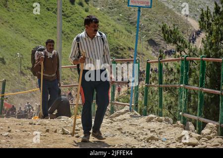 Dumail, India. 02nd luglio 2022. I pellegrini indù indiani camminano verso il santuario di Amarnath, durante il pellegrinaggio indù annuale vicino a Dumail, circa 128 chilometri a nord-est di Srinagar. Dopo un divario di due anni a causa della pandemia di coronavirus, un pellegrinaggio indù di 43 giorni è iniziato a Kashmir VALLry in mezzo a accordi di sicurezza senza precedenti. Il governo stima che un milione di indù provenienti da tutta l'India parteciperanno all'evento con nella regione restive. (Foto di Saqib Majeed/SOPA Images/Sipa USA) Credit: Sipa USA/Alamy Live News Foto Stock