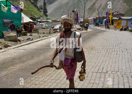 Dumail, India. 02nd luglio 2022. Un pellegrino indù indiano cammina verso il santuario di Amarnath, durante l'annuale pellegrinaggio indù vicino a Dumail, circa 128 chilometri a nord-est di Srinagar. Dopo un divario di due anni a causa della pandemia di coronavirus, un pellegrinaggio indù di 43 giorni è iniziato a Kashmir VALLry in mezzo a accordi di sicurezza senza precedenti. Il governo stima che un milione di indù provenienti da tutta l'India parteciperanno all'evento con nella regione restive. (Foto di Saqib Majeed/SOPA Images/Sipa USA) Credit: Sipa USA/Alamy Live News Foto Stock