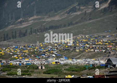 Dumail, India. 02nd luglio 2022. Una visione generale delle tende installate per i pellegrini indù durante il pellegrinaggio indù annuale vicino a Dumail, circa 128 chilometri a nord-est di Srinagar. Dopo un divario di due anni a causa della pandemia di coronavirus, un pellegrinaggio indù di 43 giorni è iniziato a Kashmir VALLry in mezzo a accordi di sicurezza senza precedenti. Il governo stima che un milione di indù provenienti da tutta l'India parteciperanno all'evento con nella regione restive. (Foto di Saqib Majeed/SOPA Images/Sipa USA) Credit: Sipa USA/Alamy Live News Foto Stock