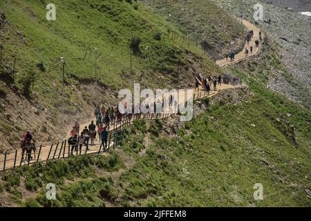 Dumail, India. 02nd luglio 2022. I pellegrini indù indiani camminano verso il santuario di Amarnath, durante il pellegrinaggio indù annuale vicino a Dumail, circa 128 chilometri a nord-est di Srinagar. Dopo un divario di due anni a causa della pandemia di coronavirus, un pellegrinaggio indù di 43 giorni è iniziato a Kashmir VALLry in mezzo a accordi di sicurezza senza precedenti. Il governo stima che un milione di indù provenienti da tutta l'India parteciperanno all'evento con nella regione restive. (Foto di Saqib Majeed/SOPA Images/Sipa USA) Credit: Sipa USA/Alamy Live News Foto Stock