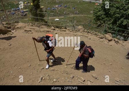 Dumail, India. 02nd luglio 2022. I pellegrini indù indiani camminano verso il santuario di Amarnath, durante il pellegrinaggio indù annuale vicino a Dumail, circa 128 chilometri a nord-est di Srinagar. Dopo un divario di due anni a causa della pandemia di coronavirus, un pellegrinaggio indù di 43 giorni è iniziato a Kashmir VALLry in mezzo a accordi di sicurezza senza precedenti. Il governo stima che un milione di indù provenienti da tutta l'India parteciperanno all'evento con nella regione restive. (Foto di Saqib Majeed/SOPA Images/Sipa USA) Credit: Sipa USA/Alamy Live News Foto Stock