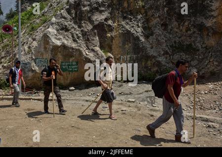 Dumail, India. 02nd luglio 2022. I pellegrini indù indiani camminano verso il santuario di Amarnath, durante il pellegrinaggio indù annuale vicino a Dumail, circa 128 chilometri a nord-est di Srinagar. Dopo un divario di due anni a causa della pandemia di coronavirus, un pellegrinaggio indù di 43 giorni è iniziato a Kashmir VALLry in mezzo a accordi di sicurezza senza precedenti. Il governo stima che un milione di indù provenienti da tutta l'India parteciperanno all'evento con nella regione restive. (Foto di Saqib Majeed/SOPA Images/Sipa USA) Credit: Sipa USA/Alamy Live News Foto Stock