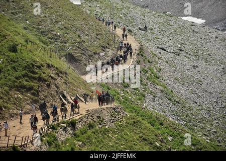 Dumail, India. 02nd luglio 2022. I pellegrini indù indiani camminano verso il santuario di Amarnath, durante il pellegrinaggio indù annuale vicino a Dumail, circa 128 chilometri a nord-est di Srinagar. Dopo un divario di due anni a causa della pandemia di coronavirus, un pellegrinaggio indù di 43 giorni è iniziato a Kashmir VALLry in mezzo a accordi di sicurezza senza precedenti. Il governo stima che un milione di indù provenienti da tutta l'India parteciperanno all'evento con nella regione restive. (Foto di Saqib Majeed/SOPA Images/Sipa USA) Credit: Sipa USA/Alamy Live News Foto Stock